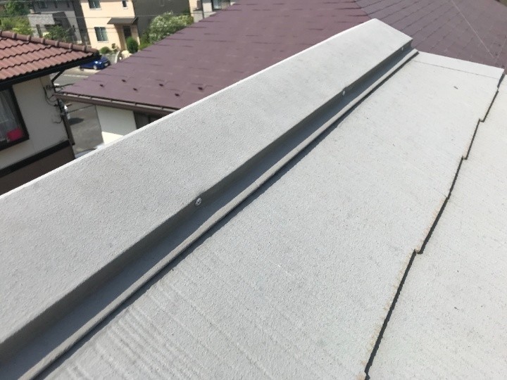 棟板金の納まりを整え、浮きの再発を抑制