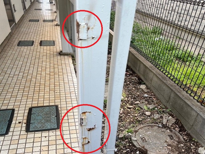 支柱まわりの腐食と塗膜の浮きを確認