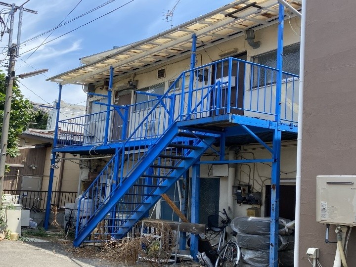 傷んだ共用部鉄骨階段