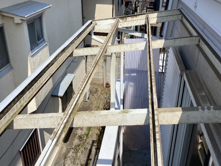 既存波板の撤去と骨組みの露出