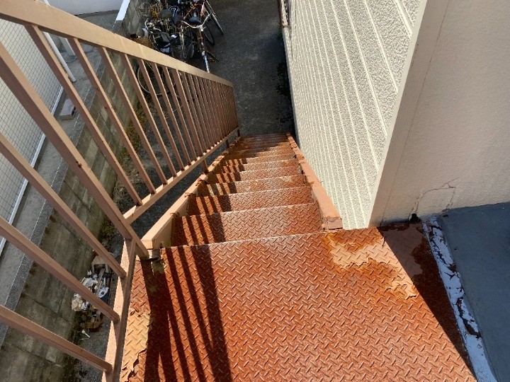 踏み板（縞鋼板）に広がる赤サビと表面荒れ