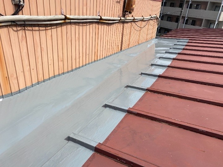 瓦棒屋根（谷板金）の穴あきに部分ウレタン防水工事して雨漏り修理