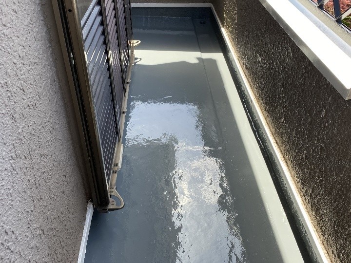 ベランダのヒビ割れを「ウレタン防水材で補修工事（密着工法）」して雨漏り対策