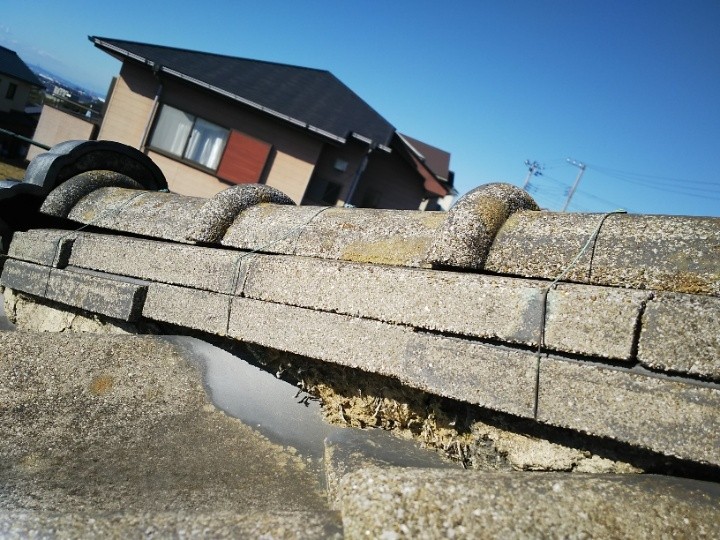 劣化で漆喰（しっくい）が崩れた瓦屋根