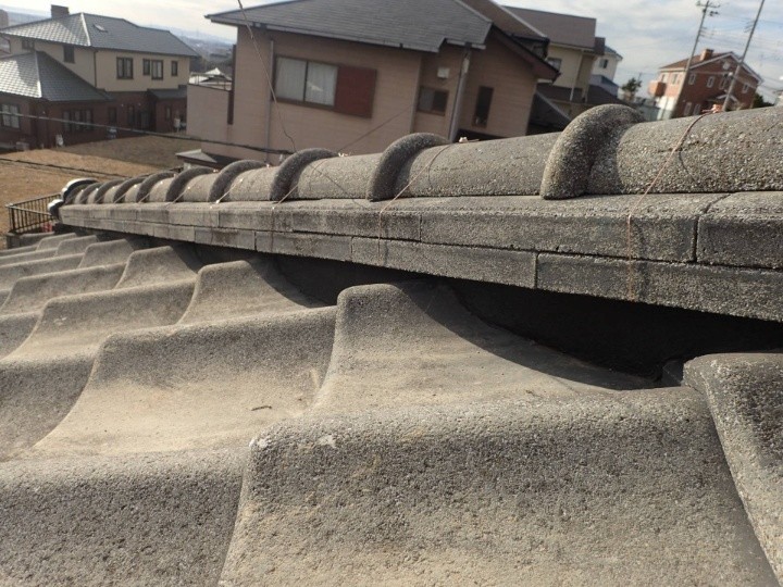 劣化で漆喰（しっくい）が崩れた瓦屋根に棟取り直し工事