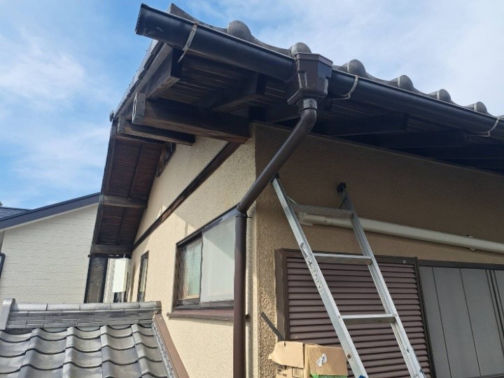 雨樋と瓦屋根に部分補修工事を施工したお住まい