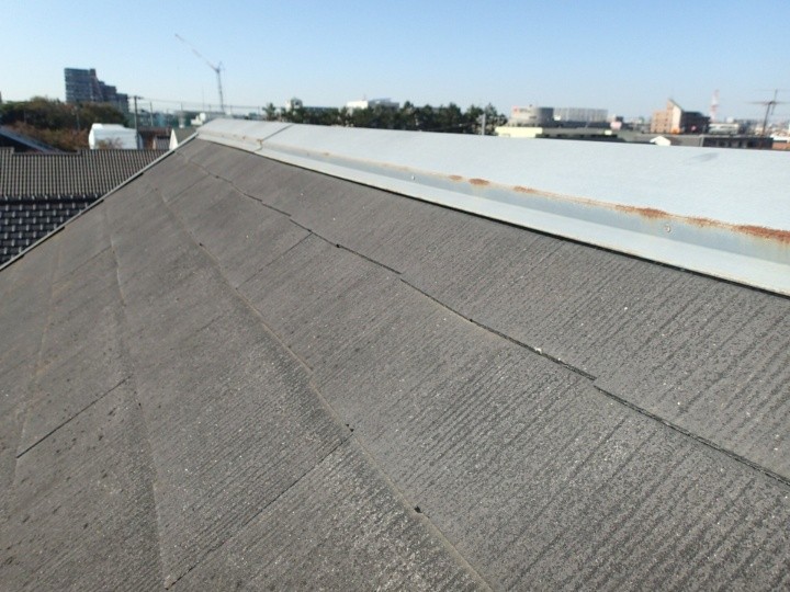 棟板金が傷んだ屋根
