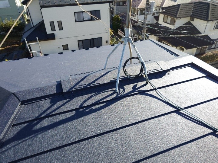 屋根材スーパーガルテクトを使用した屋根葺き替え工事を実施