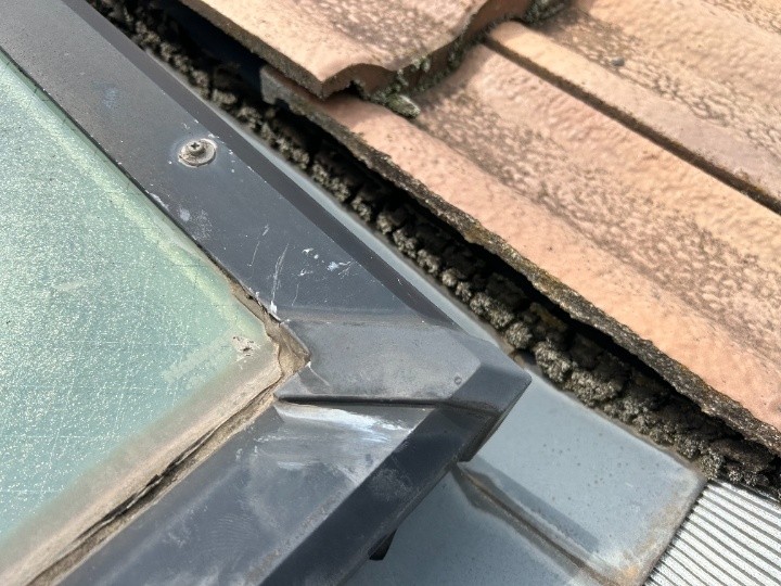 シーリングのひび割れを確認