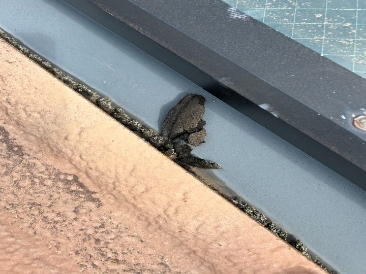 下端部分の劣化したシール材
