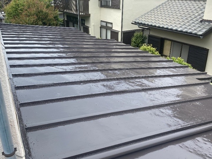 瓦棒金属屋根にサーモアイSiで遮熱塗装工事（高圧洗浄・ケレン重視で密着性UP）を実施