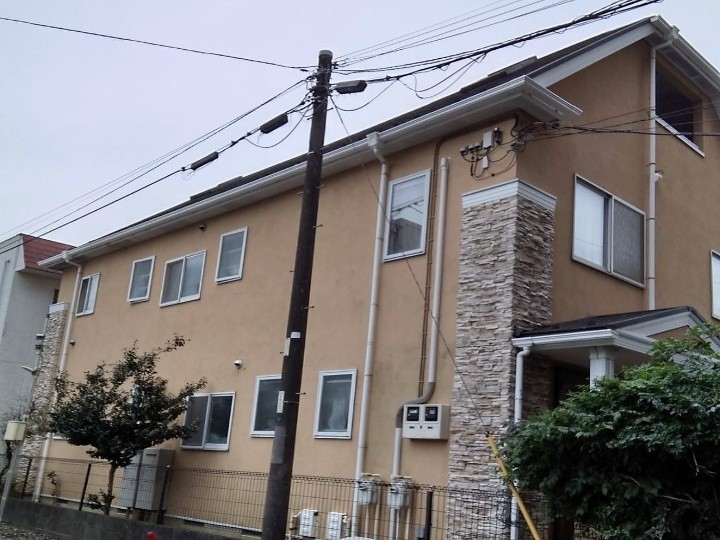 雹被害で破損した雨樋とポリカ屋根を交換工事して改修