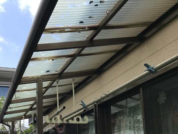 テラス屋根の波板に広がる穴あき被害