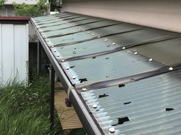 波板の重なり部にも見られる欠損
