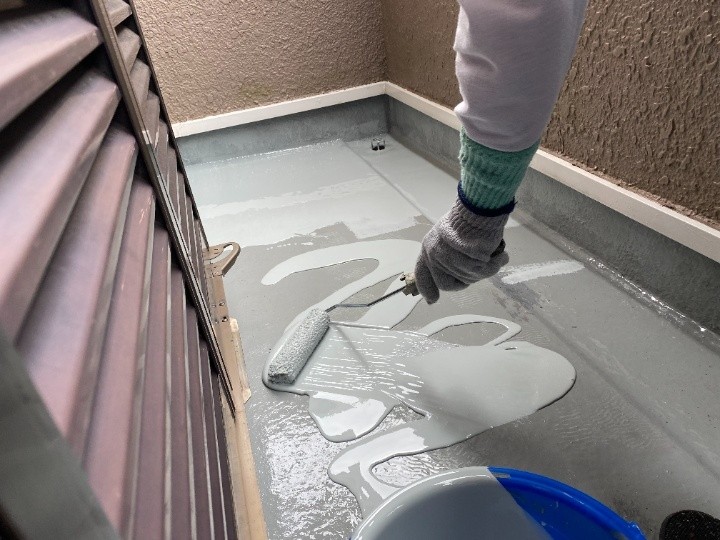 ウレタン防水（DSカラーゼロ）一層目の塗布