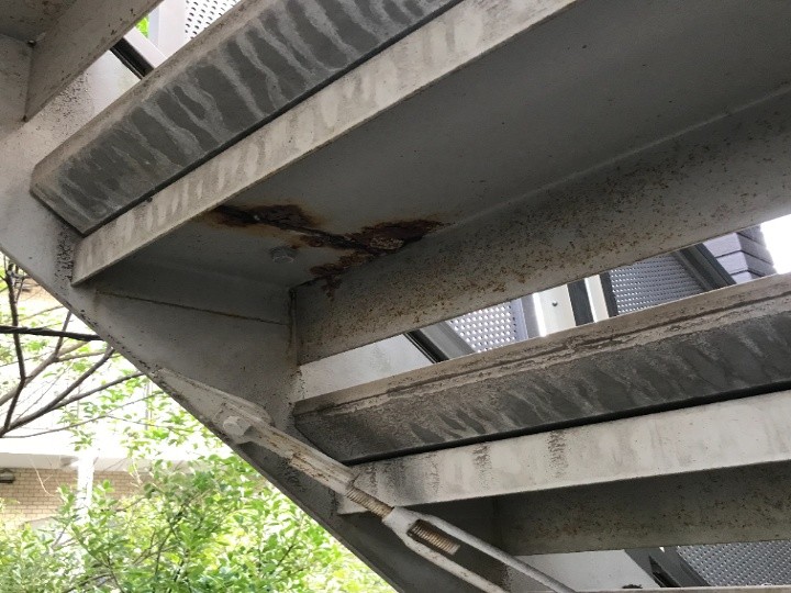 塗装工事前の鉄階段