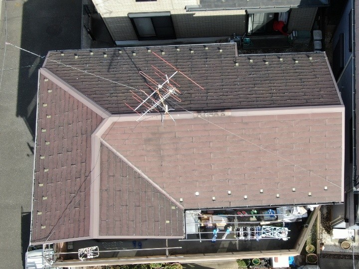 屋根全体の形状と棟の通りを確認