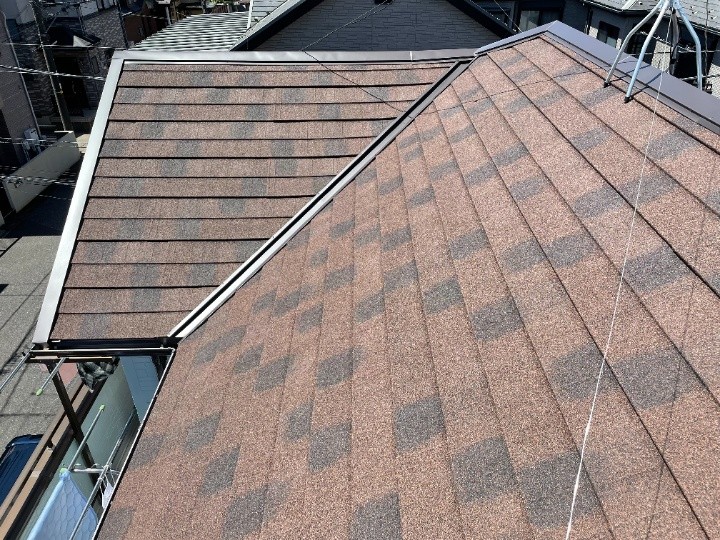 剥離したパミール屋根にディプロマットスター屋根材を用いたカバー工事を実施