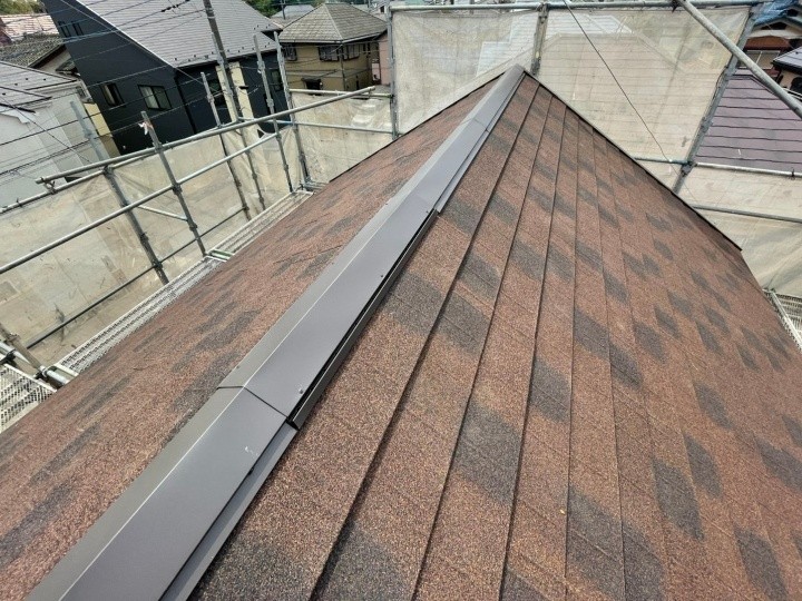 棟板金の仕上げと全体の完成状態