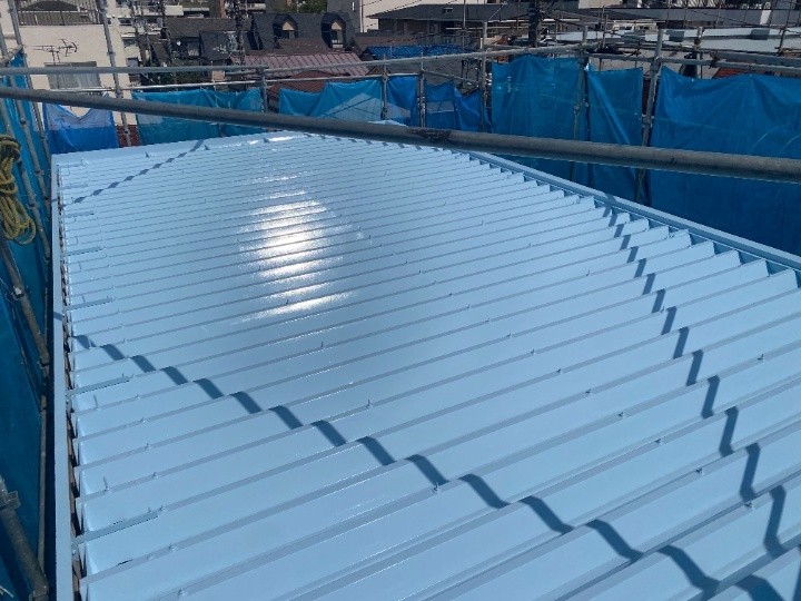 折半屋根へサーモアイSiを用いて屋根塗装工事した建物