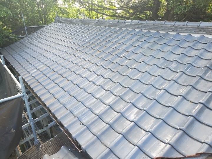 棟が損壊した瓦屋根に棟取り直し工事を実施した建物