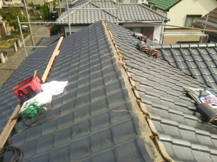 棟瓦の撤去と作業ラインの確保