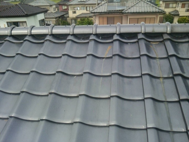 棟瓦の積み直しで通りを整える
