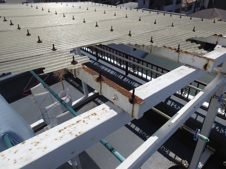 調査写真2：鉄骨フレームの露出部分