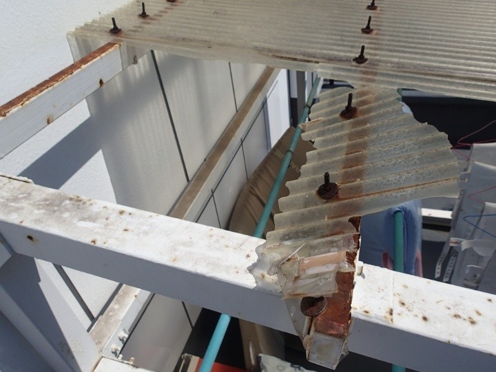 調査写真3：割れてしまった波板の断面