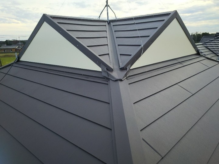 スーパーガルテクト（シェイドブラウン色）を採用して屋根カバー工事したスレート屋根
