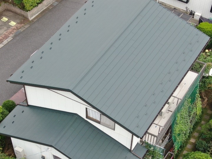 セメント瓦からスーパーガルテクト（Sシェイドグリーン色）へ屋根葺き替え工事したお住まい