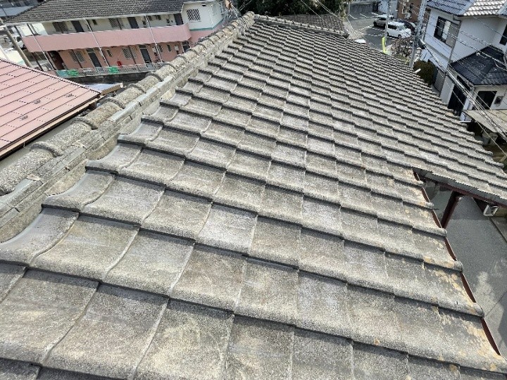 セメント瓦屋根の全体状況と表面の傷み