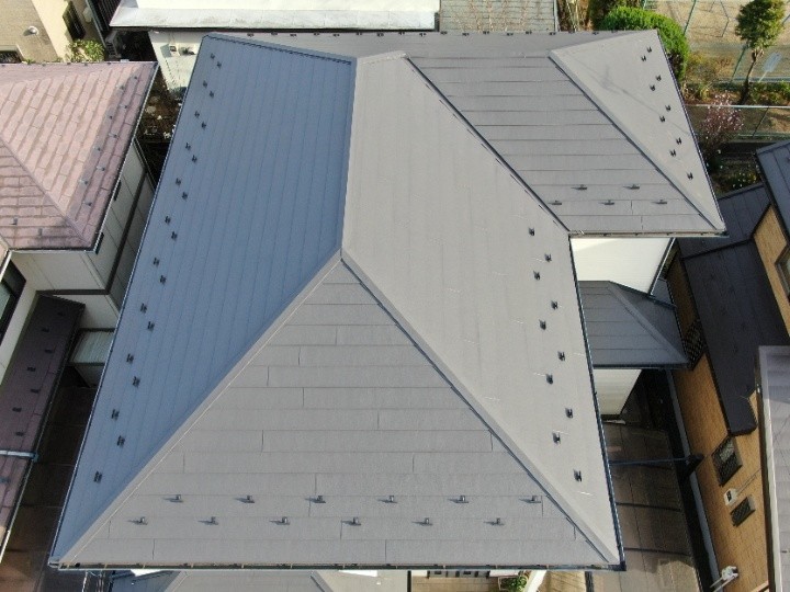 傷んだスレート屋根へ「棟板金交換工事＋スーパーガルテクトを用いた屋根カバー工法」を行いメンテナンス