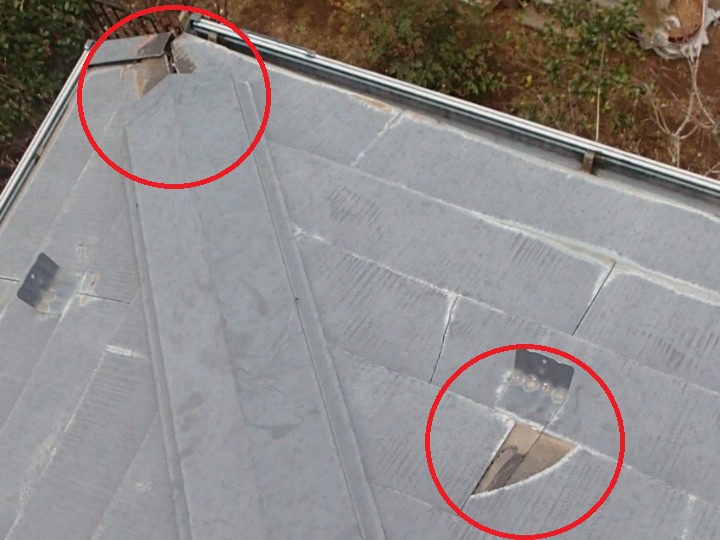 板金の欠損とスレートの割れを確認