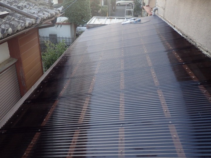 破損したFRP波板屋根から遮光ポリカ屋根へ桟木交換も併せて葺き替え工事