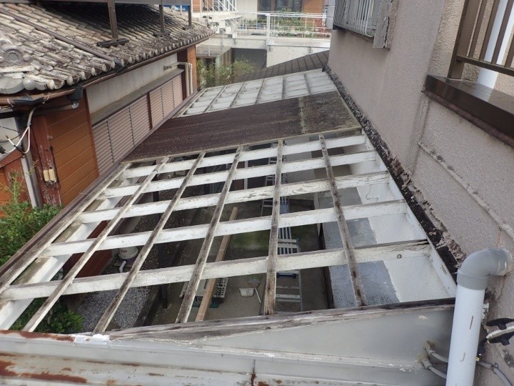 破損したFRP波板屋根