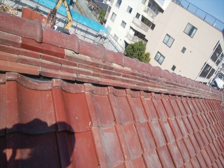部分葺き直し工事で「防水紙・棟漆喰」を補修したアパートの瓦屋根