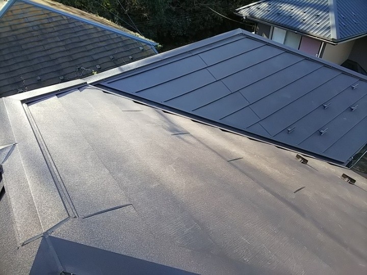 スレート屋根からスーパーガルテクト屋根へカバー工法したお住まい