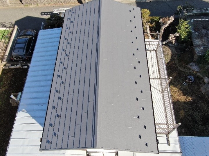 令和元年房総半島台風で損傷した瓦屋根にスーパーガルテクトを採用した屋根葺き替え工事を実施