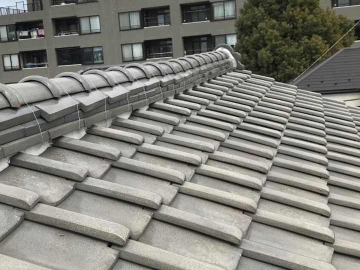 棟ズレや漆喰剥がれが発生した瓦屋根（棟瓦）
