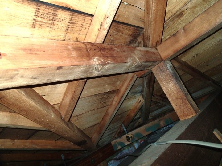 小屋裏で確認できた断熱材の染み
