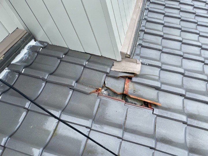 防水紙が傷み一部瓦が割れた状態の屋根
