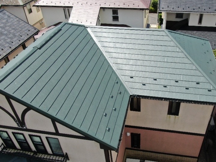 築25年スレート屋根からスーパーガルテクト屋根へカバー工法してリフォームしたお住まい