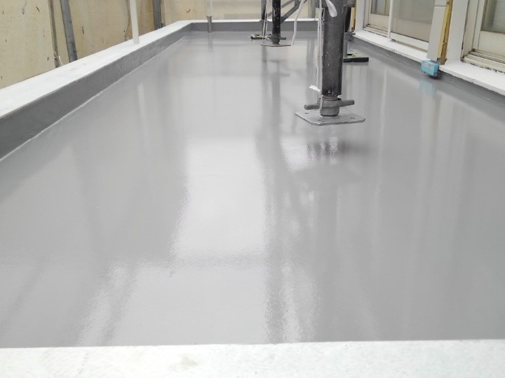 陸屋根にて屋上ウレタン防水工事（サラセーヌ施工）した建物