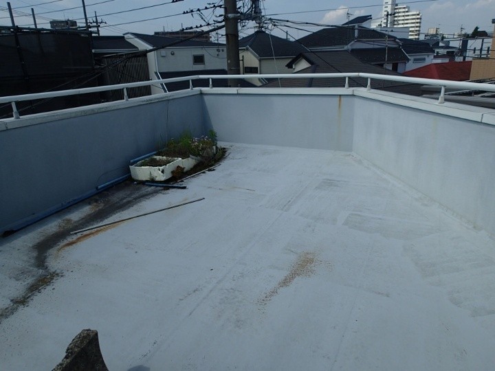 陸屋根からの雨漏りで天井が落下したお住まい