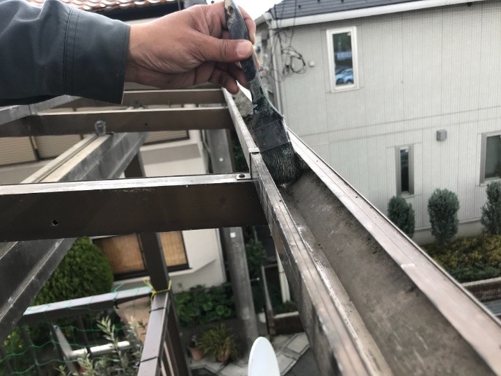 樋（雨どい）まわりの清掃で排水性を確保
