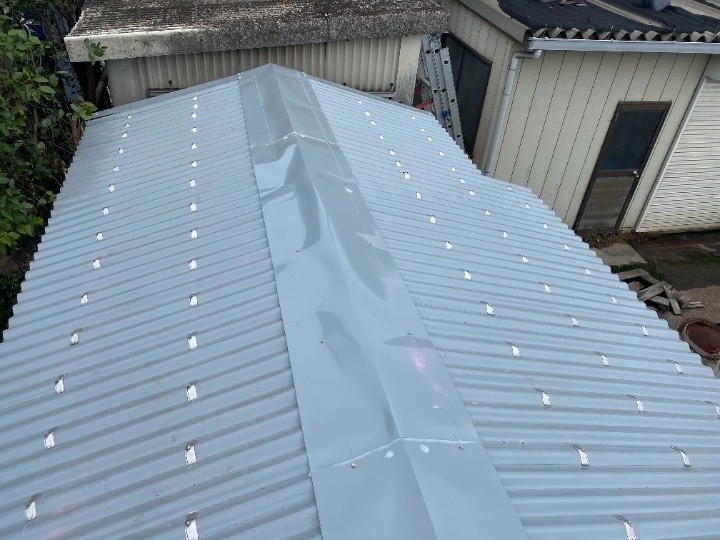 小波スレート屋根を大波金属屋根に葺き替え工事した機械室
