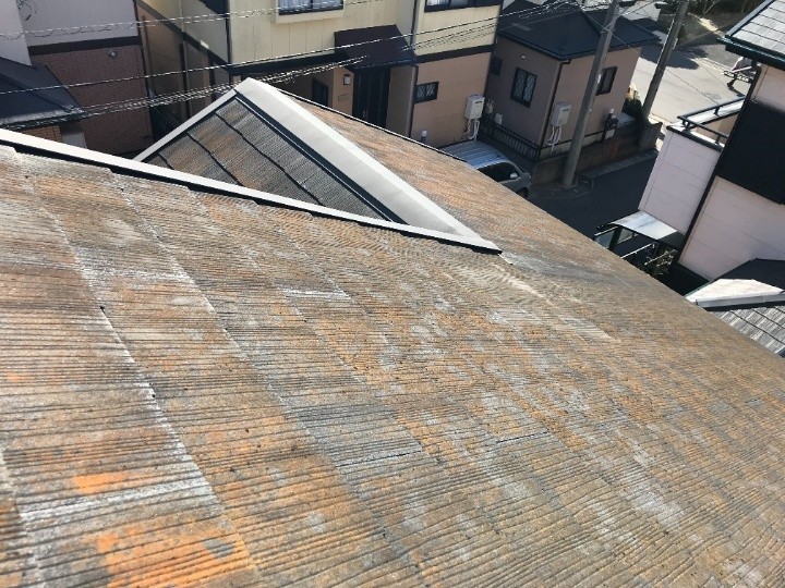 棟板金部分交換工事と遮熱塗料サーモアイSIを採用した屋根塗装工事する前のお住まい