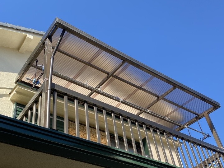 不具合が起きたベランダの塩ビ製波板屋根をポリカーボネート製波板屋根へ交換工事