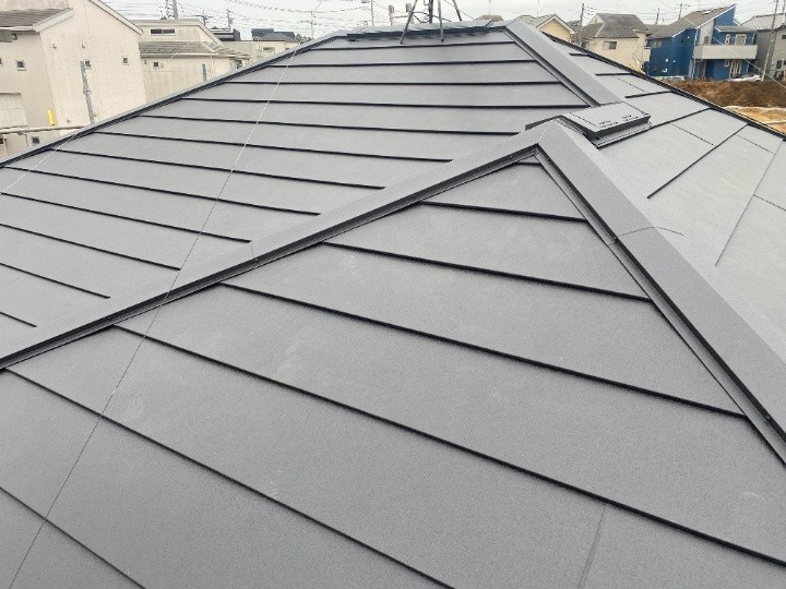 スレート屋根に金属屋根材（スーパーガルテクト）を使ったカバー工事を実施